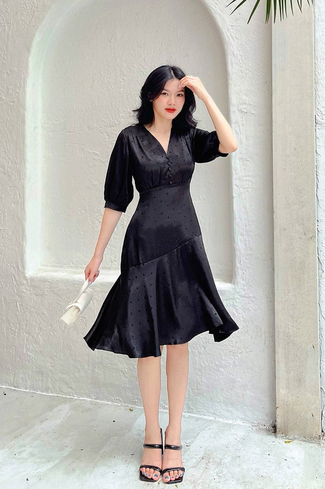 Vẻ đẹp quyến rũ của những chiếc đầm đen dự tiệc- Ảnh 2. Vẻ đẹp quyến rũ của những chiếc đầm đen dự tiệc- Ảnh 2.