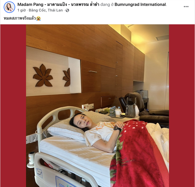 X&oacute;t xa h&igrave;nh ảnh Madam Pang nhập viện: Hết l&ograve;ng chiến đấu v&igrave; b&oacute;ng đ&aacute; Th&aacute;i Lan- Ảnh 1.
