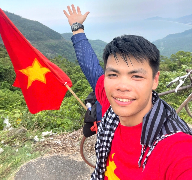 Chàng trai mặc áo đỏ sao vàng đạp xe hàng nghìn km vào TP.HCM xem diễu binh - Ảnh 1.
