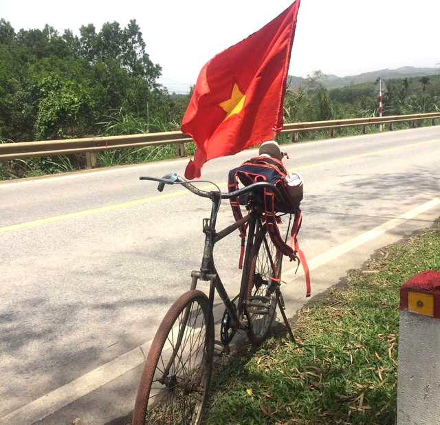 Chàng trai mặc áo đỏ sao vàng đạp xe hàng nghìn km vào TP.HCM xem diễu binh - Ảnh 2.