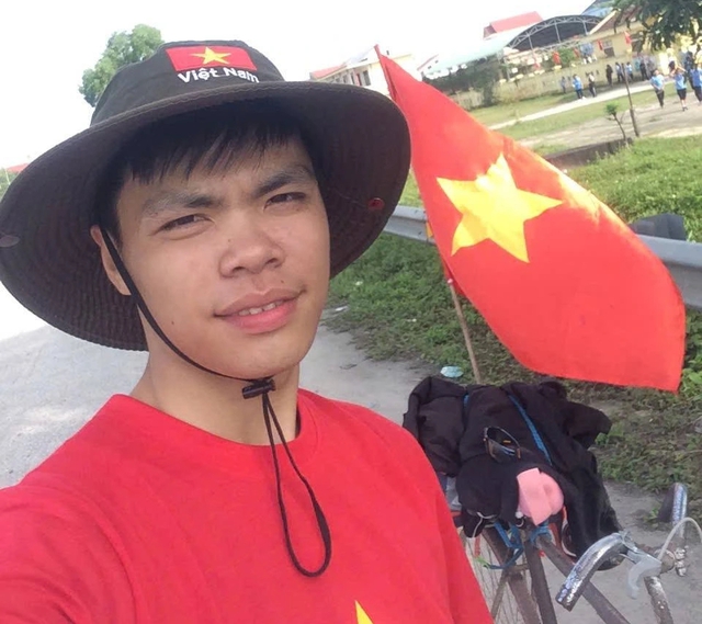 Chàng trai mặc áo đỏ sao vàng đạp xe hàng nghìn km vào TP.HCM xem diễu binh - Ảnh 3.