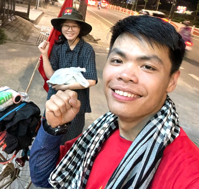 Chàng trai mặc áo đỏ sao vàng đạp xe hàng nghìn km vào TP.HCM xem diễu binh - Ảnh 4.