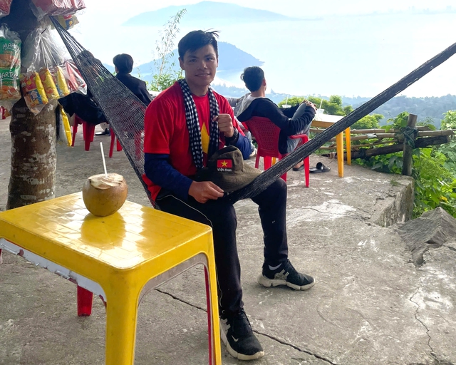 Chàng trai mặc áo đỏ sao vàng đạp xe hàng nghìn km vào TP.HCM xem diễu binh - Ảnh 5.