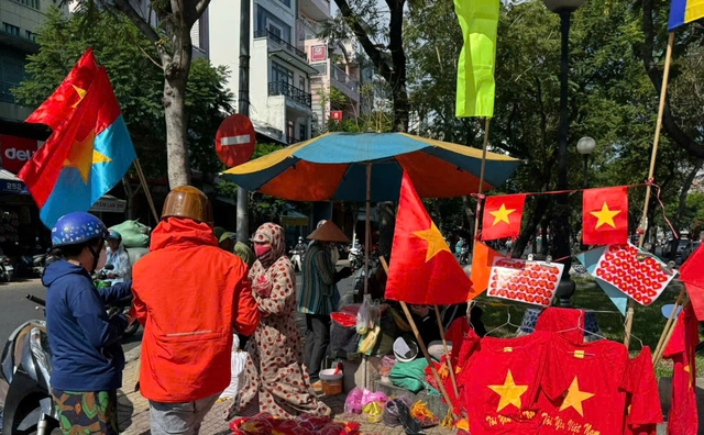 Tràn ngập vật phẩm trang trí lễ 30.4 - Ảnh 3.