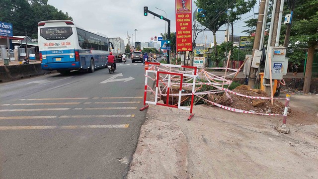 Nhiều hố s&acirc;u nguy hiểm s&aacute;t lề đường- Ảnh 1.