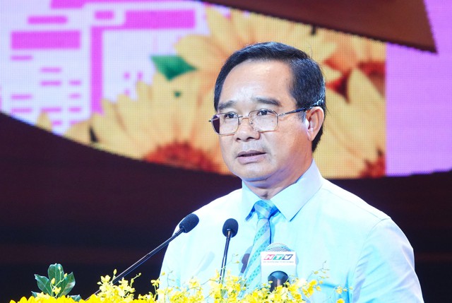 Chủ tịch TP.HCM: 60 cá nhân tiêu biểu hội tụ ở khát vọng cháy bỏng - Ảnh 2.