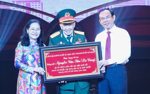 Chủ tịch TP.HCM: 60 cá nhân tiêu biểu hội tụ ở khát vọng cháy bỏng - Ảnh 3.