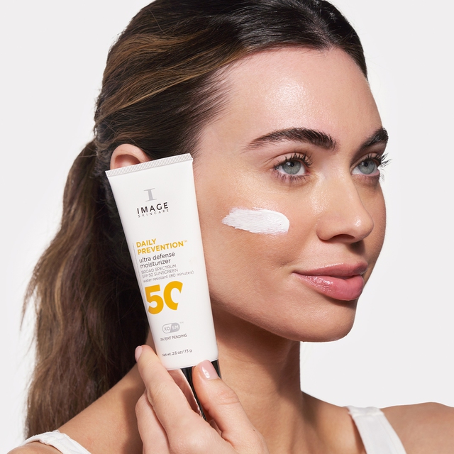 Top 10 kem chống nắng cho da kh&ocirc; với lớp finish căng mướt- Ảnh 8.