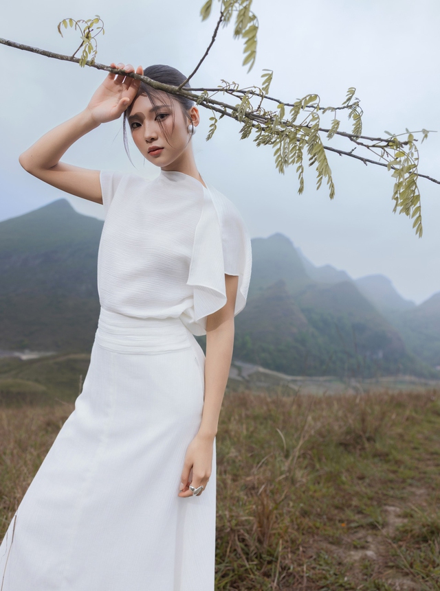 Áo, váy màu trắng sang trọng, thanh lịch tuyệt đối- Ảnh 4. Áo, váy màu trắng sang trọng, thanh lịch tuyệt đối- Ảnh 4.