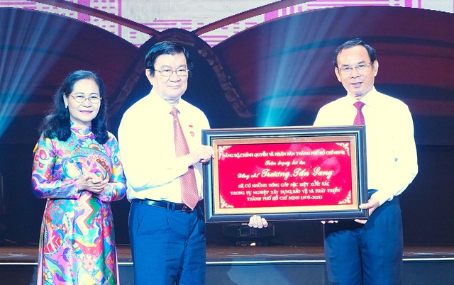 Chủ tịch TP.HCM: 60 cá nhân tiêu biểu hội tụ ở khát vọng cháy bỏng - Ảnh 1.