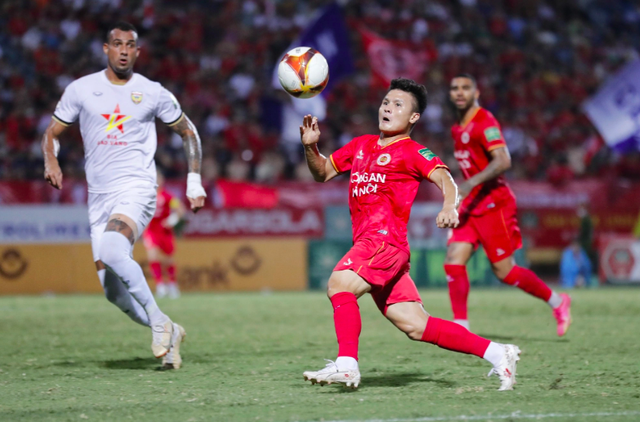 Quang Hải mà cứ hay thế này, HLV Polking và Kim Sang-sik vui lắm đây!- Ảnh 1.