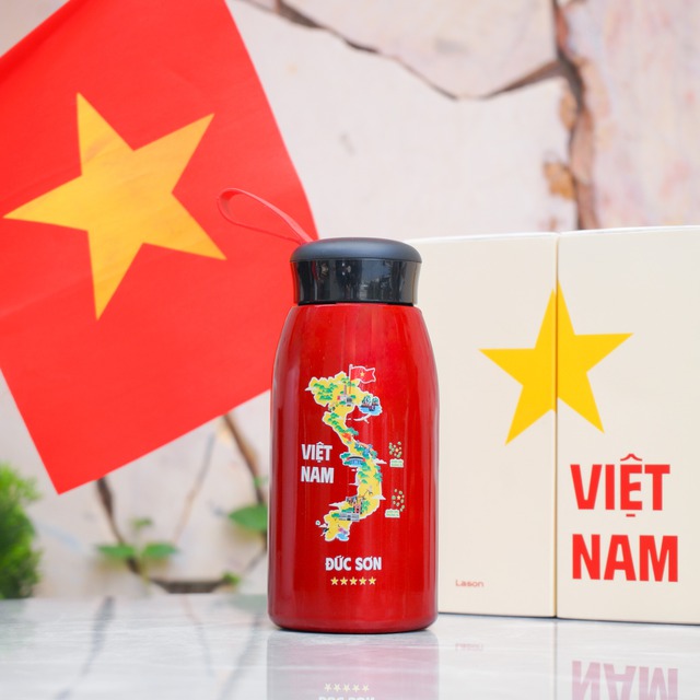 Tràn ngập vật phẩm trang trí lễ 30.4 - Ảnh 4.