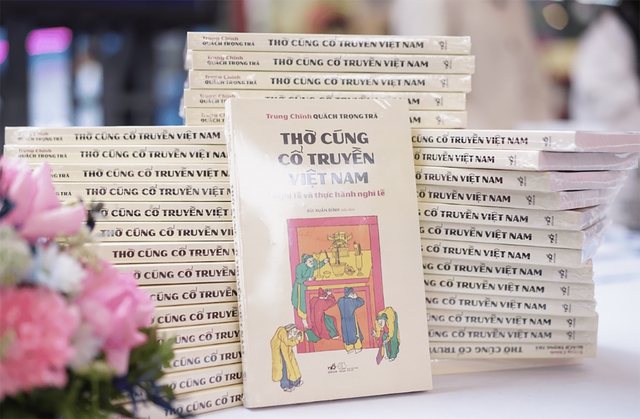 Vì sao sách về thờ cúng 'cháy hàng'?- Ảnh 1. Vì sao sách về thờ cúng 'cháy hàng'?- Ảnh 1.