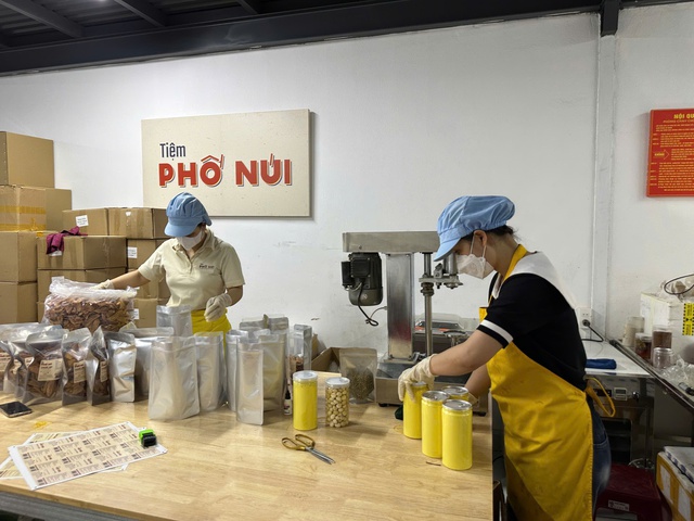 Kiểm tra an toàn thực phẩm tại Tiệm Phố Núi phát hiện vi phạm nghiêm trọng - Ảnh 1. Kiểm tra an toàn thực phẩm tại Tiệm Phố Núi phát hiện vi phạm nghiêm trọng - Ảnh 1.