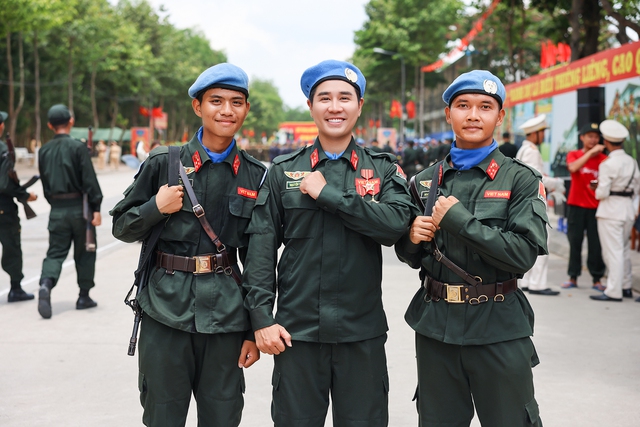 Nguyên Khang, Duyên Quỳnh thăm hỏi, biểu diễn tại Đoàn Cảnh sát cơ động Kỵ binh - Ảnh 1.