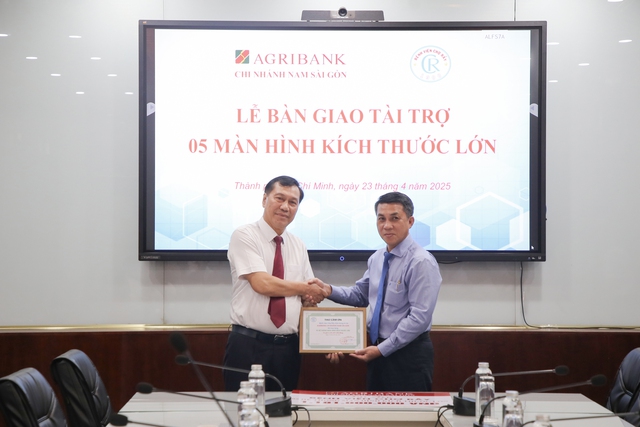 Agribank Nam Sài Gòn tài trợ 5 màn hình kích thước lớn cho Bệnh viện Chợ Rẫy - Ảnh 2.