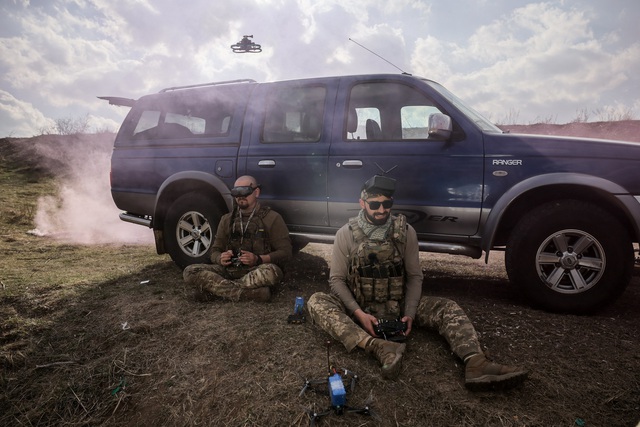 Mất GPS, người l&aacute;i UAV tập 'd&ograve; đường bay' tr&ecirc;n tiền tuyến Ukraine- Ảnh 1.