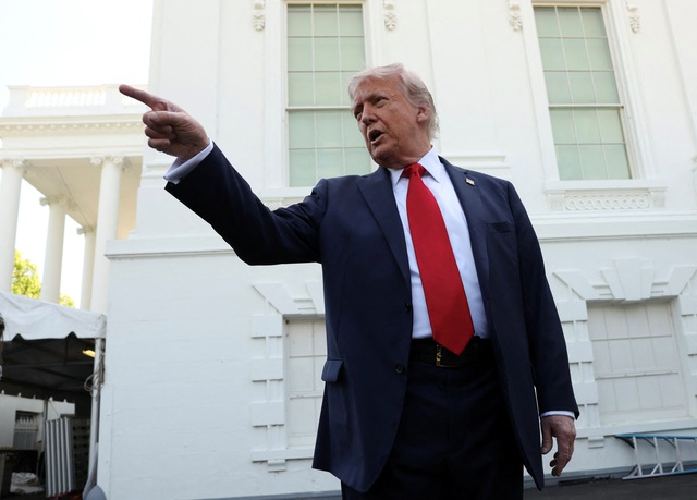 Trump và Zelensky khẩu chiến về Ukraine: Thương thảo hòa bình hay tiếp tục xung đột? - Ảnh 1.