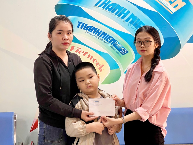 Trao tiền bạn đọc hỗ trợ cho người mẹ nu&ocirc;i con bị ung thư m&aacute;u - Ảnh 1.