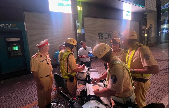 Xe kh&aacute;ch chạy loạn xạ ở TP.HCM: CSGT siết chặt vận tải h&agrave;nh kh&aacute;ch- Ảnh 1.