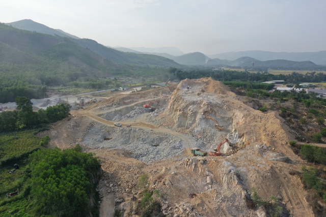 Nổ mìn khai thác đá gây nứt nhà: Không khắc phục sẽ dừng hoạt động- Ảnh 1. Nổ mìn khai thác đá gây nứt nhà: Không khắc phục sẽ dừng hoạt động- Ảnh 1.