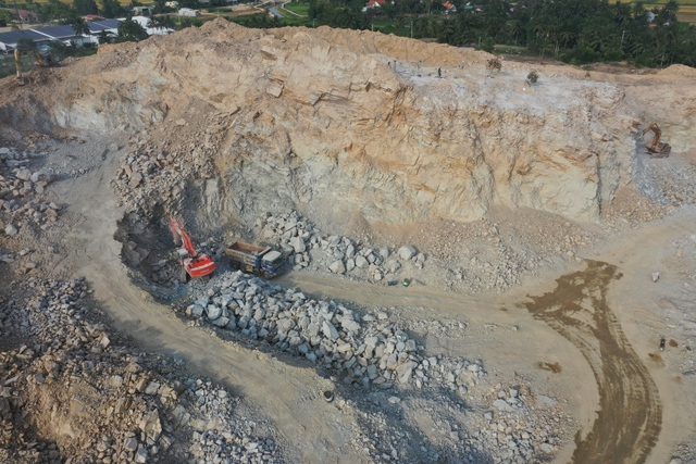 Nổ mìn khai thác đá gây nứt nhà: Không khắc phục sẽ dừng hoạt động- Ảnh 4. Nổ mìn khai thác đá gây nứt nhà: Không khắc phục sẽ dừng hoạt động- Ảnh 4.