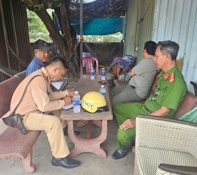 Xe kh&aacute;ch chạy loạn xạ ở TP.HCM: CSGT siết chặt vận tải h&agrave;nh kh&aacute;ch- Ảnh 2.