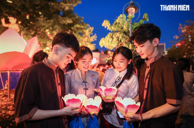 Đại lễ Vesak 2025: 10.000 người sẽ tham dự lễ hoa đăng cầu nguyện hòa bình - Ảnh 1.