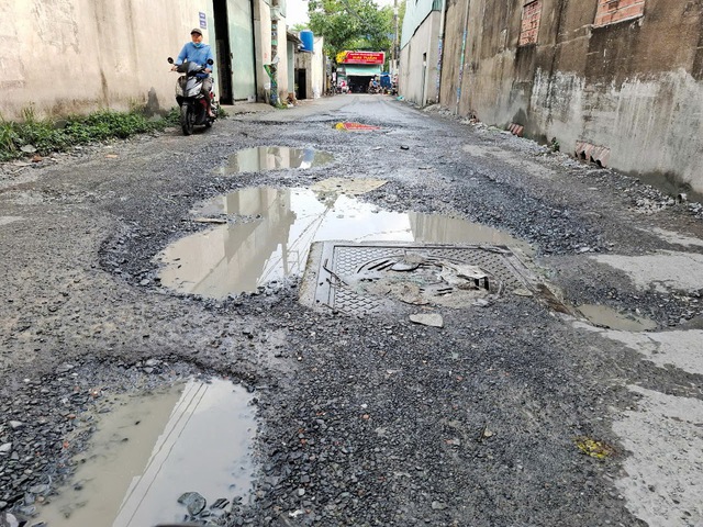 Hố trũng giữa đường - Ảnh 1.