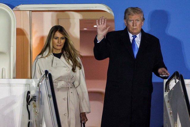 Ông Trump và bữa tối lãng mạn mừng sinh nhật Melania trên Không lực Một - Ảnh 1.