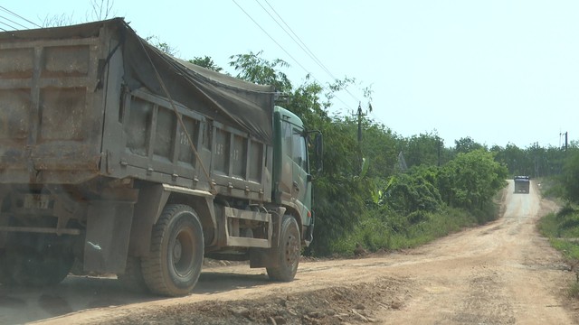 Quảng Trị: Bất an với xe tải chở đất ph&oacute;ng nhanh, g&acirc;y &ocirc; nhiễm- Ảnh 4.