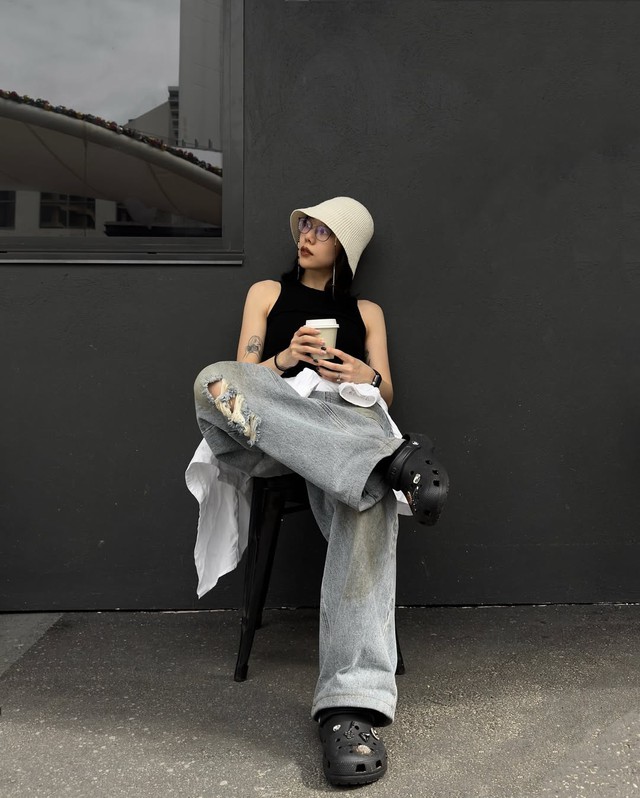 Quần jeans ống đứng và giày bệt: sang xịn, mát mẻ trong mùa hè- Ảnh 5. Quần jeans ống đứng và giày bệt: sang xịn, mát mẻ trong mùa hè- Ảnh 5.