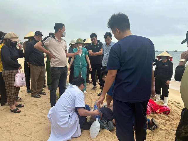 Dùng can nhựa bơi từ thuyền vào bờ, ngư dân 71 tuổi bị sóng cuốn, tử vong- Ảnh 1.