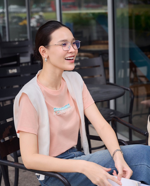 Từ đơn giản đến cầu kỳ, áo thun giúp chiều lòng mọi cá tính thời trang - Ảnh 6.
