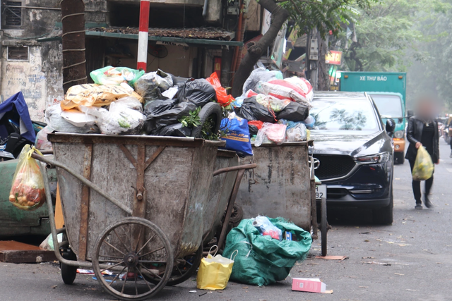 Hà Nội dự kiến tăng gấp 2 lần tiền phạt người tiểu bậy, vứt rác bừa bãi- Ảnh 1.