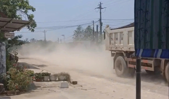 Quảng Trị: Bất an với xe tải chở đất ph&oacute;ng nhanh, g&acirc;y &ocirc; nhiễm- Ảnh 1.