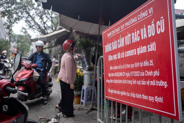 Hà Nội dự kiến tăng gấp 2 lần tiền phạt người tiểu bậy, vứt rác bừa bãi- Ảnh 2.