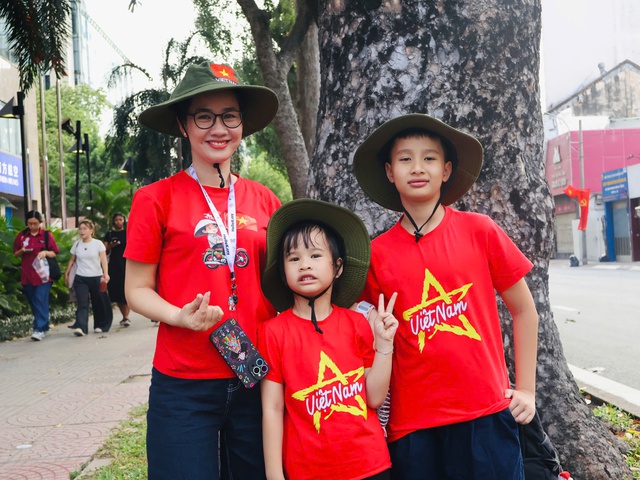 Diễu binh 30.4 ở TP.HCM: Ấn tượng áo dài, cờ đỏ sao vàng- Ảnh 14.