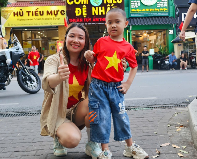 Diễu binh 30.4 ở TP.HCM: Ấn tượng áo dài, cờ đỏ sao vàng- Ảnh 15.