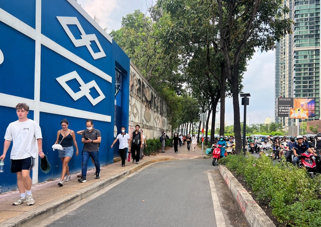 Diễu binh 30.4 ở TP.HCM: Ấn tượng áo dài, cờ đỏ sao vàng- Ảnh 10.