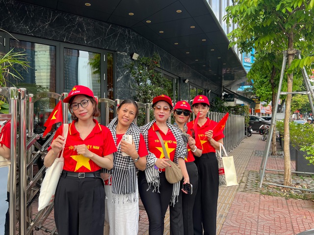 Diễu binh 30.4 ở TP.HCM: Ấn tượng áo dài, cờ đỏ sao vàng- Ảnh 12.