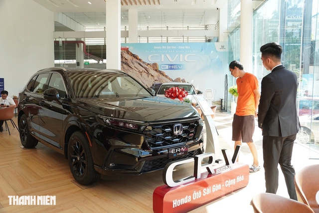 Mua &ocirc; t&ocirc; c&agrave;ng 'xịn' c&agrave;ng nhanh bị lỗi thời - Ảnh 1.