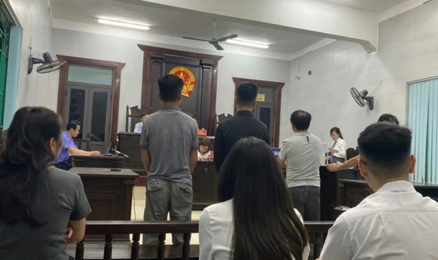 Xét xử vụ gây rối công cộng, tranh luận bị cáo có bị tâm thần hay không? - Ảnh 1. Xét xử vụ gây rối công cộng, tranh luận về việc có cần giám định tâm thần với bị cáo hay không? - Ảnh 1.