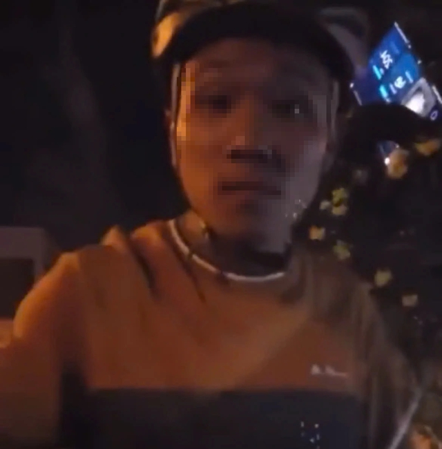 TP.HCM: X&aacute;c minh clip người cầm hung kh&iacute; chặn xe &ocirc; t&ocirc; ở Phạm Văn Đồng - Ảnh 1.