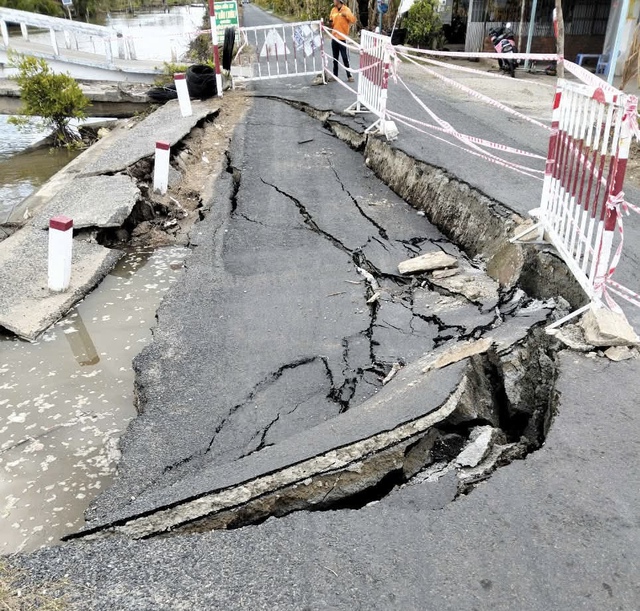 C&agrave; Mau: Sụt l&uacute;n mặt đường nghi&ecirc;m trọng, tạm ngưng lưu th&ocirc;ng &ocirc; t&ocirc;- Ảnh 1.
