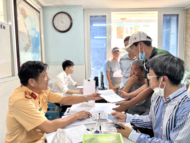 CSGT TP.HCM cảnh báo thủ đoạn lừa đảo phạt nguội mới: Gửi giấy báo phạt qua shipper - Ảnh 3.