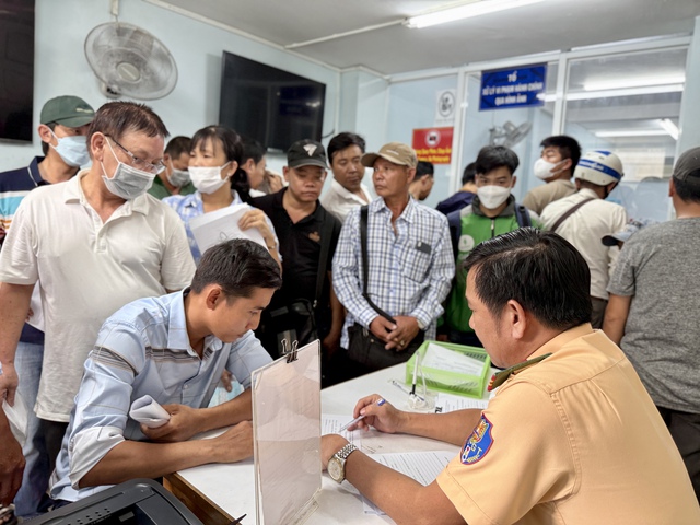 CSGT TP.HCM cảnh báo thủ đoạn lừa đảo phạt nguội mới: Gửi giấy báo phạt qua shipper - Ảnh 1.