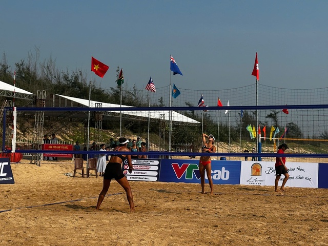 S&ocirc;i động giải b&oacute;ng chuyền b&atilde;i biển nữ ch&acirc;u &Aacute; b&ecirc;n bờ biển Tuy H&ograve;a- Ảnh 3.