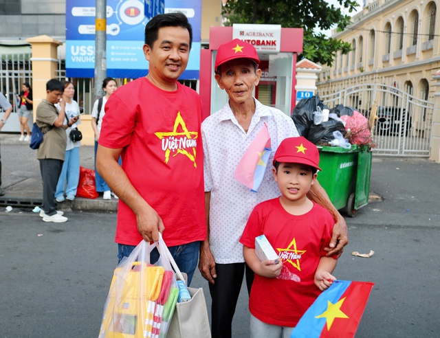 Mang theo đồ ăn, ghế ngồi... như đi 'cắm trại' để xem duyệt diễu binh, diễu hành- Ảnh 1. Mang theo đồ ăn, ghế ngồi... như đi 'cắm trại' để xem duyệt diễu binh, diễu hành- Ảnh 1.