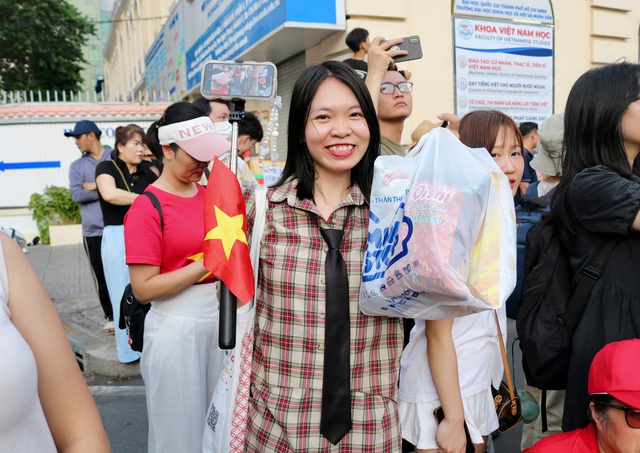 Mang theo đồ ăn, ghế ngồi... như đi 'cắm trại' để xem duyệt diễu binh, diễu hành- Ảnh 4. Mang theo đồ ăn, ghế ngồi... như đi 'cắm trại' để xem duyệt diễu binh, diễu hành- Ảnh 4.